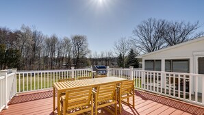 Outdoor dining - Massachusetts Vacation Rental w/ Deck (Easthampton)