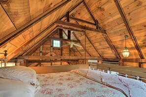 1 bedroom, iron/ironing board, bed sheets - Rustic Cape Cod Apt - 2 Blocks to the Beach! (Cataumet)