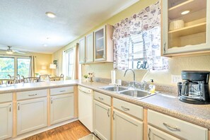 Apartment (2 Bedrooms) | Interior - Walk to Strip! Cozy Branson Condo w/ Pool (Branson)