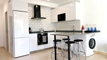 Een koelkast, een magnetron, een oven, een vaatwasser