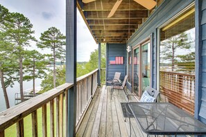 Apartment (2 Bedrooms) | Interior - 5 Mi to Casino: Waterfront Condo in Hot Springs! (Hot Springs)
