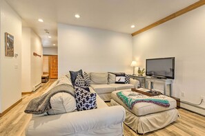 Interior - Incline Village Townhome w/ Forest-view Deck (Incline Village)