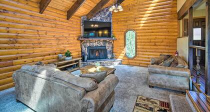 1 Mi to Bear Mountain: Cozy Cabin w/ Views!