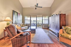 Apartment (1 Bedroom) | Interior - Lanai & Steps to Beach! Stunning South Maui Condo (Kihei)