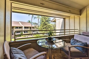 Apartment (1 Bedroom) | Interior - Lanai & Steps to Beach! Stunning South Maui Condo (Kihei)
