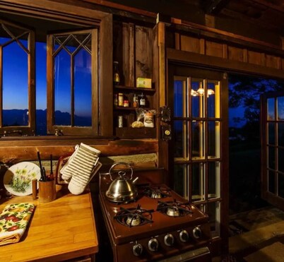 Cozy Upcountry Log Cabin