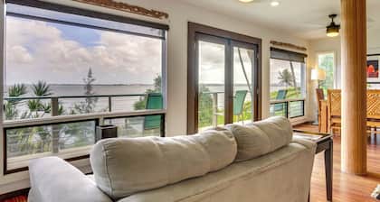 Hilo Home w/ Private Deck + Stunning Ocean Views!