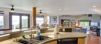 Hilo Home w/ Private Deck + Stunning Ocean Views!