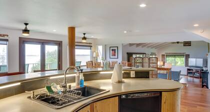 Hilo Home w/ Private Deck + Stunning Ocean Views!