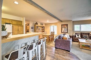 Interior - Hot Tub Access: Mammoth Lakes Nature Escape! (Mammoth Lakes)