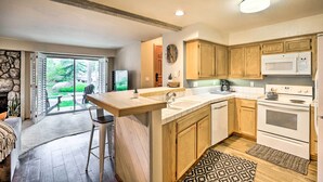 Una cocina moderna con armarios de madera, una isla grande y un horno empotrado.