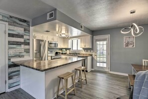 Interior - Walk to Beach: Modern PCB Townhome w/ Patio (Panama City Beach)