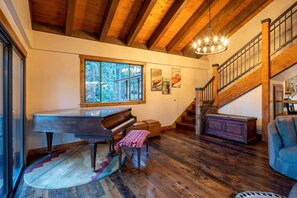House (6 Bedrooms) | Interior