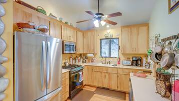 House (2 Bedrooms) | Private kitchen | Microwave, oven, stovetop, dishwasher