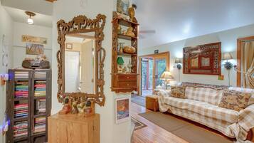 TV, fireplace, DVD player, books