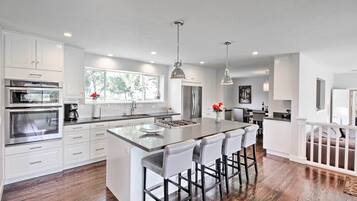 House (4 Bedrooms) | Private kitchen | Microwave, oven, stovetop, dishwasher