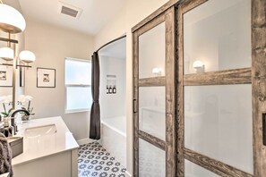 House (3 Bedrooms) | Interior - Chic Lincoln City Retreat on Oregon Coast (Lincoln City)