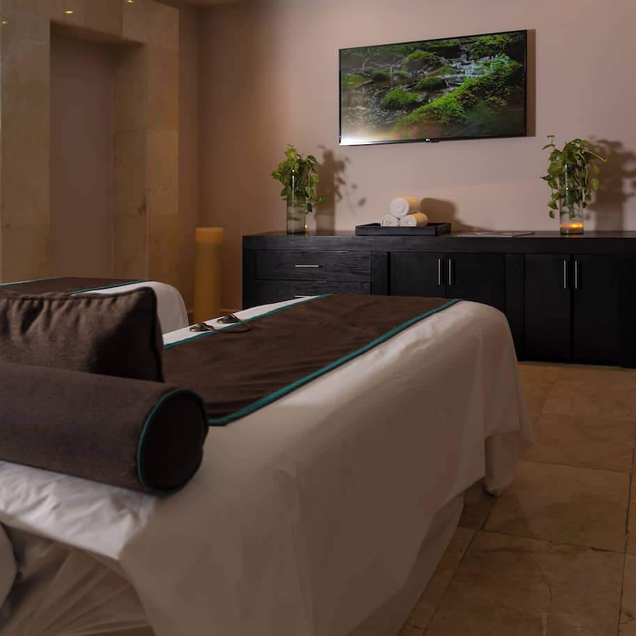 Couples treatment rooms, sauna, hot tub, steam room, body treatments