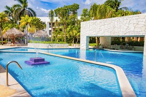 6 bars/lounges, 3 swim-up bars, 3 poolside bars - Grand Oasis Riviera (Akumal)