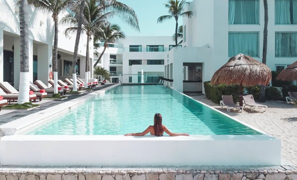 6 bars/lounges, 3 swim-up bars, 3 poolside bars