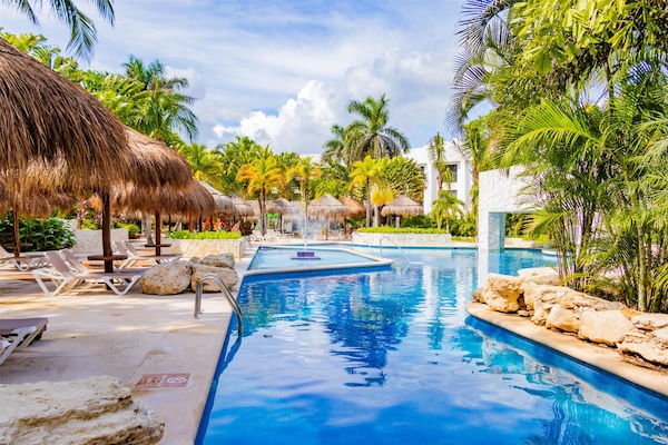 3 outdoor pools, free cabanas, pool umbrellas