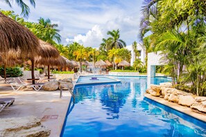 3 outdoor pools, free pool cabanas, pool umbrellas - Grand Oasis Riviera (Akumal)