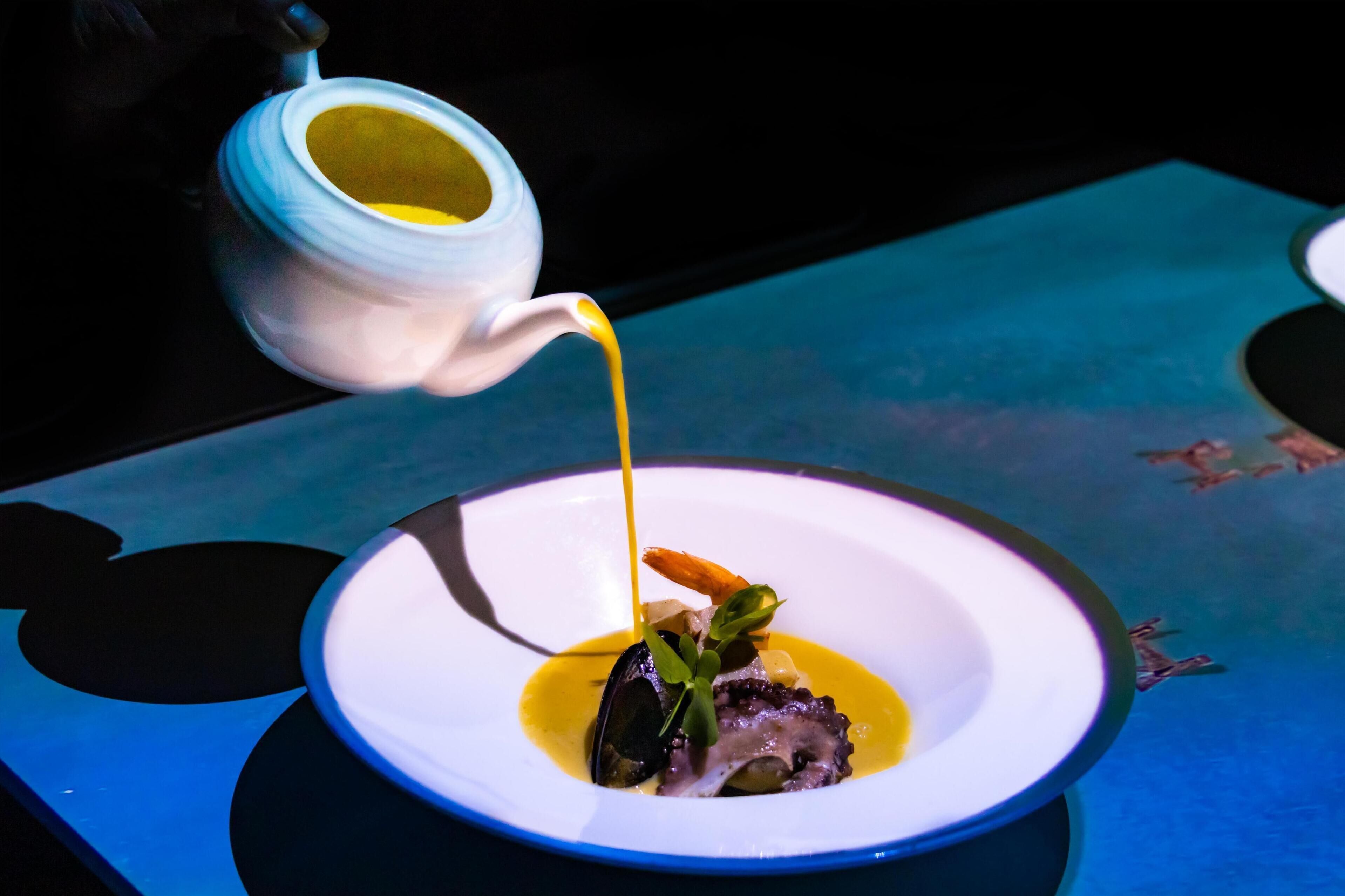 Plat de menjar amb una salsa servida d'una tetera.