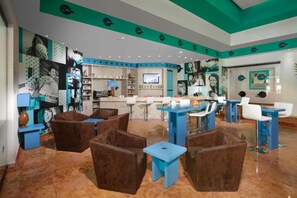 6 bars-salons, 3 bars dans la piscine, 3 bars attenants à la piscine