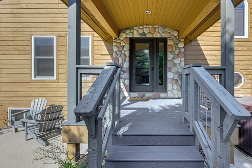 Duplex in Quiet Family Neighborhood 1 Mi to Skiing