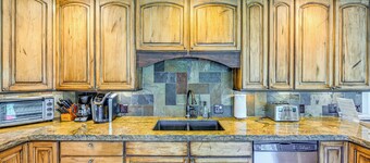 Duplex in Quiet Family Neighborhood 1 Mi to Skiing