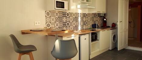 Frigorifero, microonde, piano cottura, macchina per tè/caffè