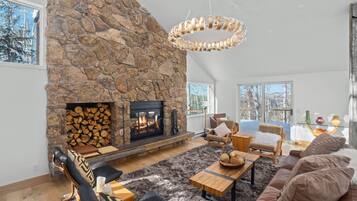 Téléviseur, foyer, livres