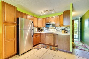 Interior - Oceanfront Kailua-kona Islander Studio w/ Lanai! (Kailua-Kona)