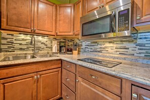 Apartment (0 Bedroom) | Interior - Oceanfront Kailua-kona Islander Studio w/ Lanai! (Kailua-Kona)