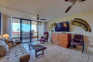 Apartment (1 Bedroom) | Front of property - Kona Pacific Top Floor Retreat: Ocean View & Pool! (Kailua-Kona)