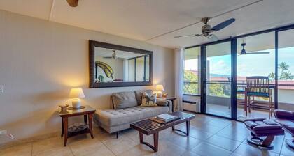 Kona Pacific Top Floor Retreat: Ocean View & Pool!
