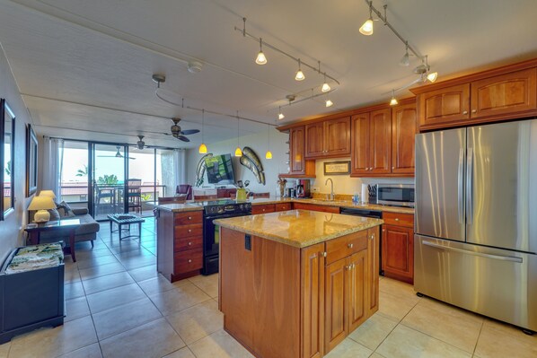 Apartment (1 Bedroom) | Interior - Kona Pacific Top Floor Retreat: Ocean View & Pool! (Kailua-Kona)