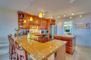 Apartment (1 Bedroom) | Interior - Kona Pacific Top Floor Retreat: Ocean View & Pool! (Kailua-Kona)