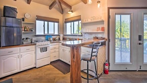 Oven, stovetop, coffee grinder, cookware/dishes/utensils - Peaceful Miloli'i Cottage w/ Ocean & Sunset Views! (Captain Cook)