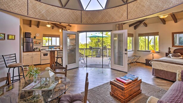 Interior - Peaceful Miloli'i Cottage w/ Ocean & Sunset Views! (Captain Cook)