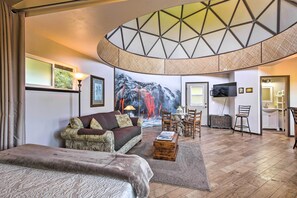 TV, books - Peaceful Miloli'i Cottage w/ Ocean & Sunset Views! (Captain Cook)