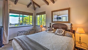 Interior - Peaceful Miloli'i Cottage w/ Ocean & Sunset Views! (Captain Cook)