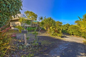 Property grounds - Peaceful Miloli'i Cottage w/ Ocean & Sunset Views! (Captain Cook)