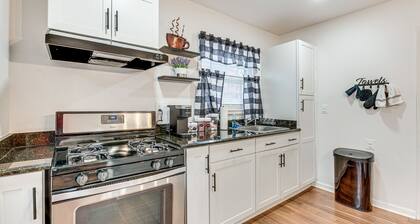 Cozy Atlanta Abode Near Theme Parks, Golf & Shops