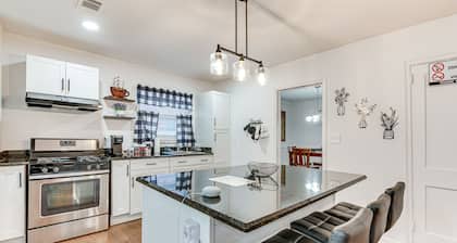 Cozy Atlanta Abode Near Theme Parks, Golf & Shops