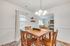 Interior - Cozy Atlanta Abode Near Theme Parks, Golf & Shops (Atlanta)