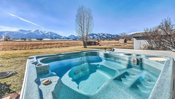 Un jacuzzi con vistas despejadas a un paisaje montañoso.