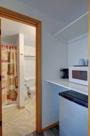 Standard Room, 1 King Bed with Sofa bed | Private kitchenette | Microwave, coffee/tea maker, ice maker