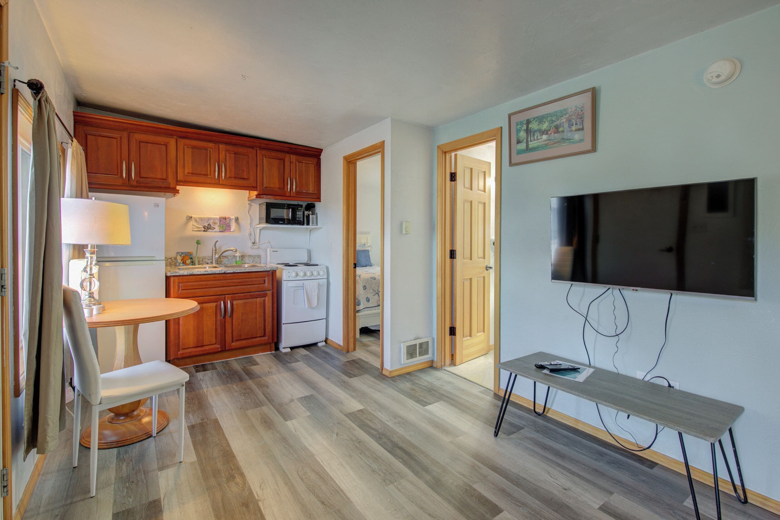 Habitación Deluxe, 1 cama Queen size y sofá cama | Cocina privada | Microondas, cafetera y tetera y máquina de hielo 