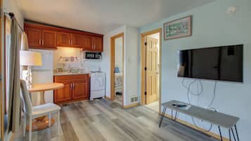 Habitación Deluxe, 1 cama Queen size y sofá cama | Cocina privada | Microondas, cafetera y tetera y máquina de hielo